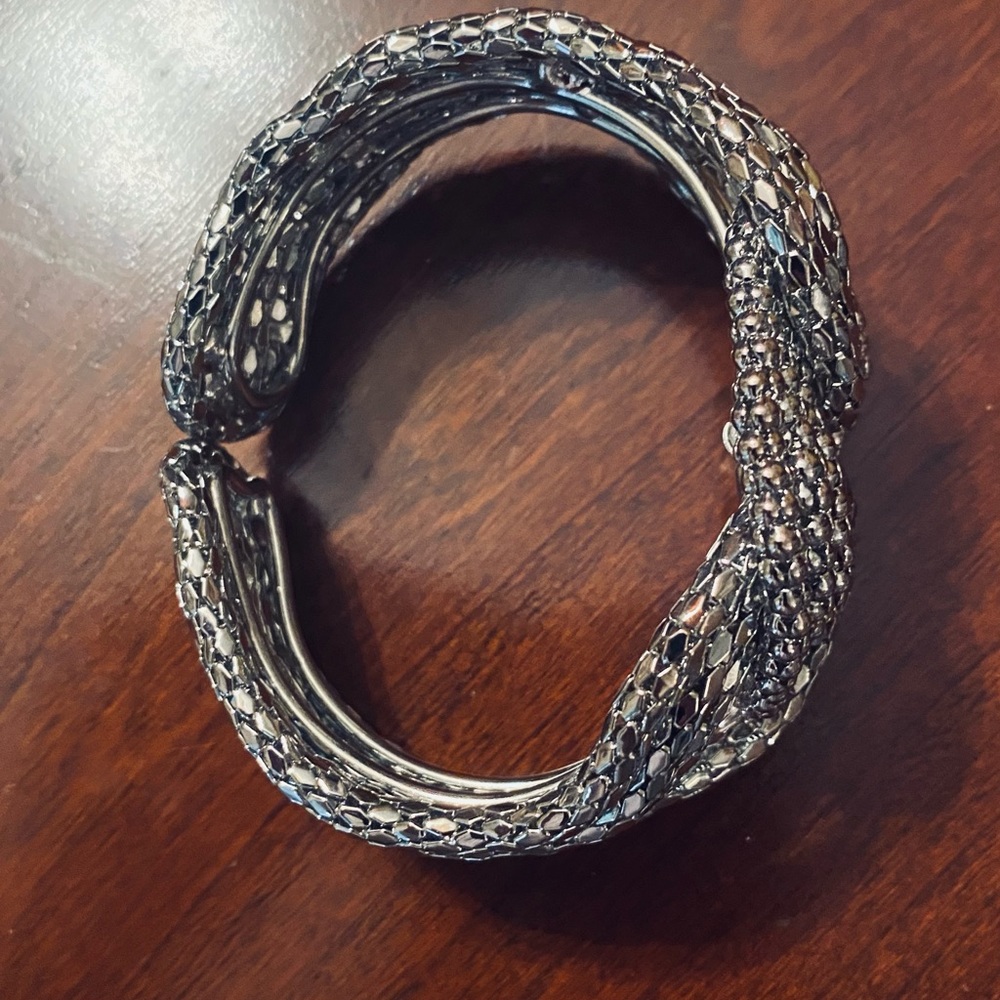 001)Gorgeous silver clip on bracelet - Picture 4 of 7